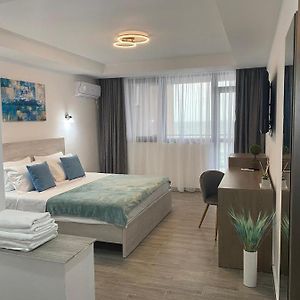 Aqua Villa By The Sea